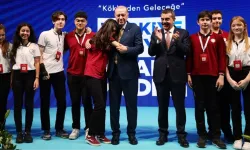Sahnede Cumhurbaşkanına sarılmıştı. Nihal ve Bahar Candan'ın kardeşi çıktı!