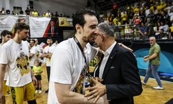 Basketbolda Süper Lig'e yükselen Mersin Büyükşehir Belediyesi kupasını aldı