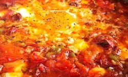 Yunan usulü menemen. Yunanlılar böyle hazırlıyor ve menemen kuru olmuyor