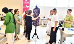 İzmir'in kadınları "Mor Makas"ta yeni bir hayat dikişi atıyor