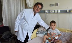 Küçük Furkan milyonda bir görülen vaka ile mücadele etti: Ameliyatla sağlığına kavuştu