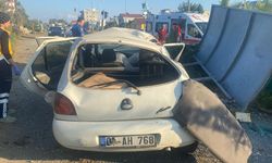 Durak levhasına çarptı: Sürücü hayatını kaybetti
