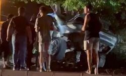 Antalya'da otomobil önce refüjdeki direğe sonra ağaca çarptı: 2 ölü!