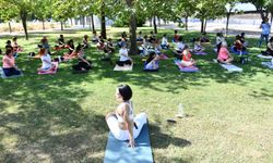 Çiğlili kadınlardan sağlıklı yaşam için açık hava yogası