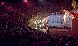 Efes Antik Tiyatro'da büyüleyici gece: 'Hisseli Harikalar Kumpanyası' müzikali 3 bin kişiyi buluşturdu