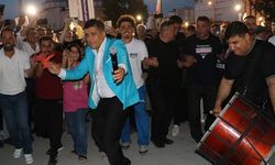 Van Kültür Yolu Festivali'nde Aydın Aydın'ın şarkılarıyla İranlı turistler halay çekti