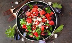 Sağlıklı ve serinletici karpuz salatası nasıl yapılır? Adım adım anlatıyoruz!
