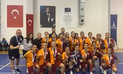 İzmir’de voleybol ve futbolun şampiyonları belli oldu: Cumhuriyet kızları Zafer Bayramı için sahaya çıktı!