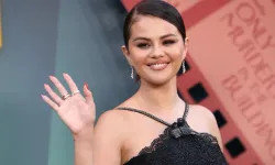 Ünlü şarkıcı Selena Gomez gala tarzıyla mest etti!