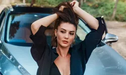 Burcu Özberk'ten Mykonos dump! Derin göğüs dekoltesi dikkat çekti