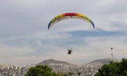 İzmir Körfezi’nde paramotor keyfi dudak uçuklattı!