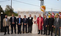 Kemalpaşa’da görkemli nikah töreni: Nejat Özden ve Gamze Yıldız dünyaevine girdi