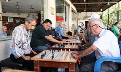 Konak'ta 60 yıllık gelenek: Dama, eğlence ve yarışma için bir araya geliyorlar!