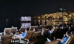 Bodrum'da deniz üstünde sinema keyfi