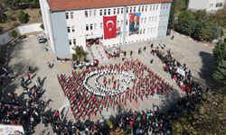 Bandırma'lı öğrencilerden Cumhuriyet’in 101. yılında 'Ay Yıldız' koreografisi!