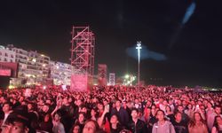 Halk eğlenmeyi unutmuş: Murat Boz konserinde durgun sevinç!