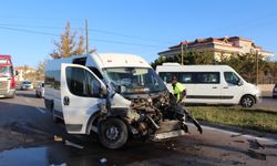 TIR ile öğrenci servisi kaza yaptı: 11 yaralı