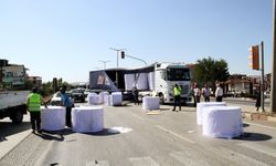 TIR'dan düşen kağıt bobini kaza yaptırdı