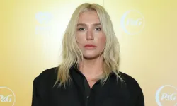 Kesha, Glamour Ödülleri'nde topuğu kırılınca firikik verdi!