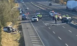 Otomobiliyle ters yönde ilerleyen sürücü faciaya yol açtı: 3 ölü, 2 yaralı!