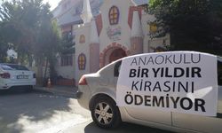 Bornova'da kira borcuna pankartlı protesto: "Anaokulu 1 yıldır kirasını ödemiyor"