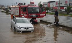 Sağanak yağışta arabada mahsur kaldı!