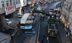 Güngören'de 2 kamyon çukura düştü: Cadde araç trafiğine kapatıldı!