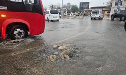 Bandırma'da yoğun sağanak yağış caddeleri göle çevirdi!