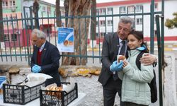 Güzelbahçe'de çocuklara süt ve poğaça ikramı!