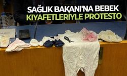 Sağlık Bakanı'na bebek kıyafetleriyle protesto