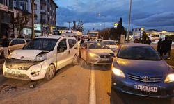 Afyonkarahisar'da şehir içi minibüs ve 4 araç çarpıştı: 7 yaralı!