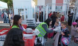 Dikili Belediyesi, öğrencilere simit ve ayran ikramıyla destek oluyor