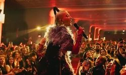 Mikrofonu uzattığına pişman oldu: Konserde seyircinin sesi Hande Yener'i korkuttu!