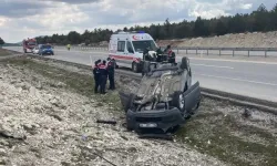 Kütahya’da takla atan otomobil şarampole devrildi: 2 yaralı!