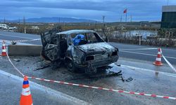 Alaşehir’de feci kaza: Bariyere çarpan otomobildeki çift yanarak can verdi