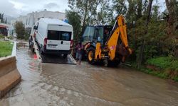 Bodrum'da sağanak yağış cadde ve sokakları göle çevirdi