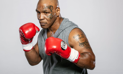 Mike Tyson eldivenlerini 'emzik' gibi kullanıyor!