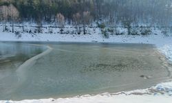 Karabük’te göletin yüzeyi buzla kaplandı