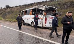 Gönen'de yağışlı hava faciası:  Servis aracı devrildi, 26 yaralı!