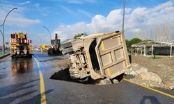 Deprem sonrası çöken yola hafriyat kamyonu düştü!