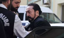 Adnan Oktar duruşma salonuna girdi, kedicikler rahat durmadı: ''Kombininiz çok güzel maşallah''