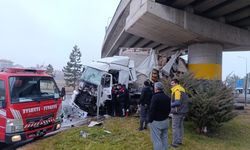 Afyon’da tır kazası: Önce köprü kolonuna sonra otomobile çarptı