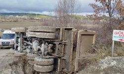 Burdur'da devrilen kamyonun sürücüsü kazayı yara almadan atlattı!