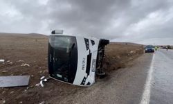 Çinli turist kafilesini taşıyan otobüs devrildi: 3 yaralı!