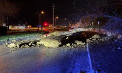 Bursa'da heyelan: Yol kapandı, trafik durdu!