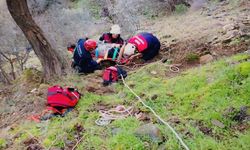 İzmir Bayındır'da bir vatandaş dik yamaçta mahsur kaldı