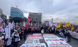 Kamu işçileri İzmir’de başkaldırdı: "Hükümet sefada halk krizin faturasında!"