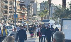 Kuşadası'nda güneş yüzünü gösterdi, sahil dolup taştı