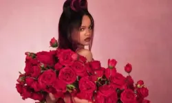 Rihanna Sevgililer Günü’ne özel iç çamaşırlarıyla poz verdi: "Eğil, kraliçe geldi"