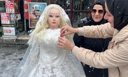 Altın takılı kardan gelin